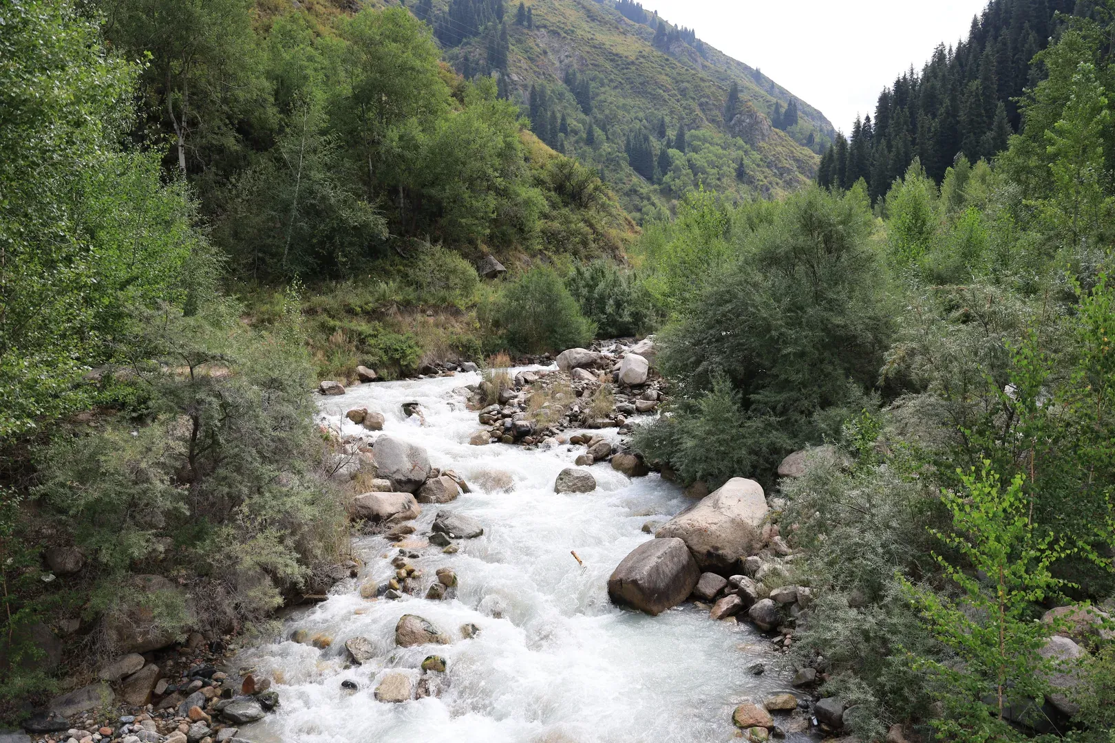 The route starts by crossing the Bolshaya Almatinka river over a bridge. In August the water level is lower than in early summer, but you can still see the gorgeous mountain river rushing down. The water is cold, but a good refresher after the hike.
