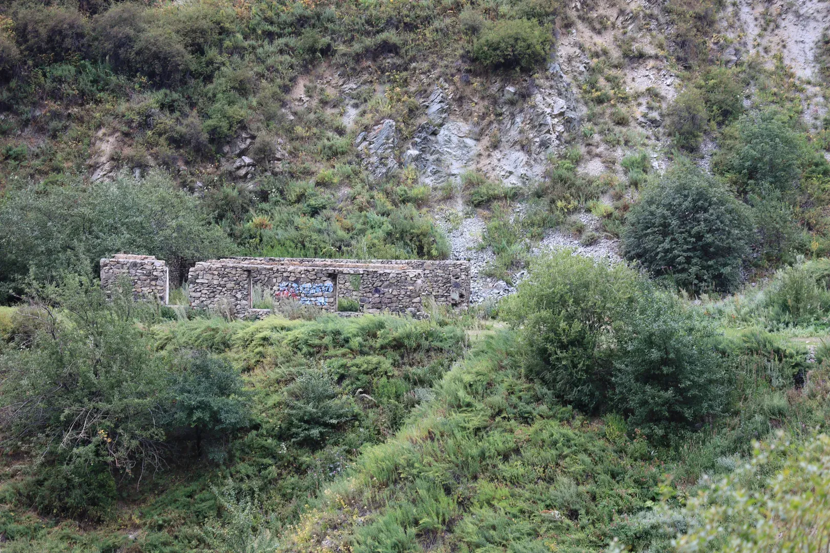 The ruins of a building. I would guess it was a temporary house or shelter, as it stood near one of the entrances.