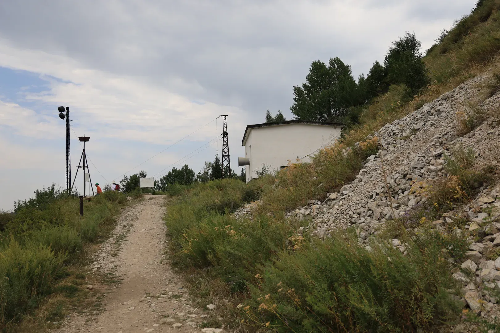 The highest part of the Old Japanese Road. After getting there we chose to turn back, as we didn't want to climb down the stairs or a steep slope.