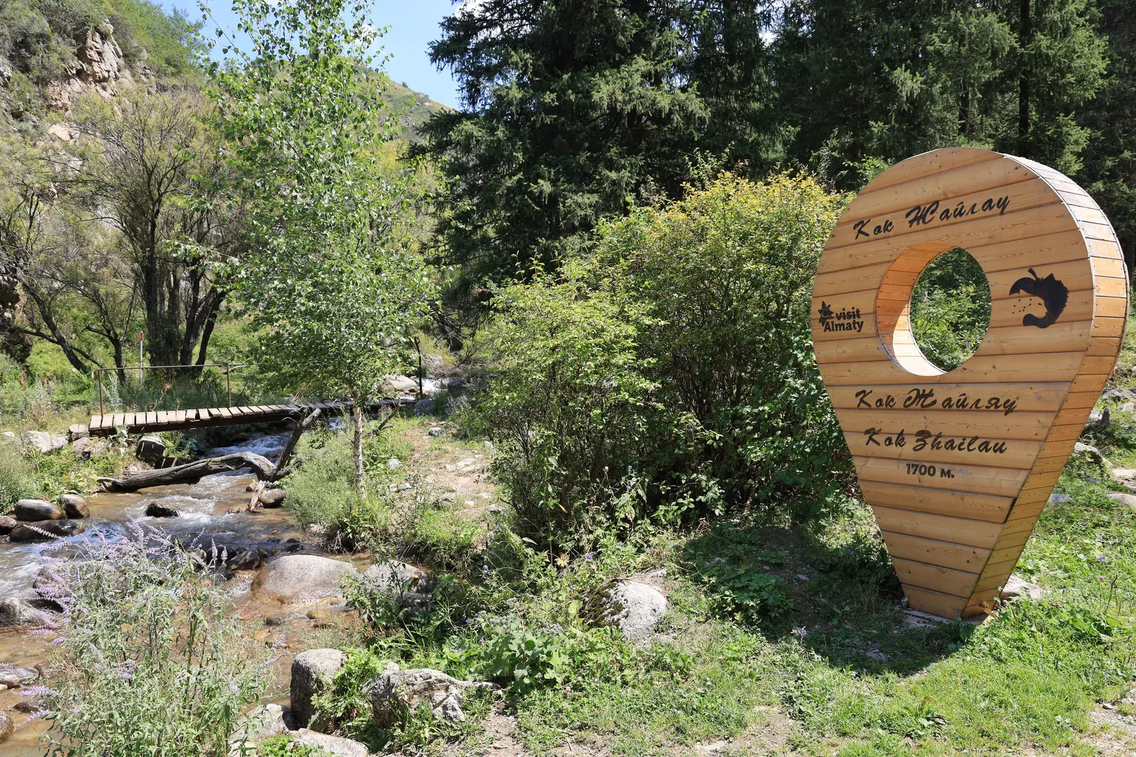 If you start at the end of the public road, near the parking slots, you begin the ascent at 1700 m. The alternative is to start from the checkpoint, which is at 1316 m.