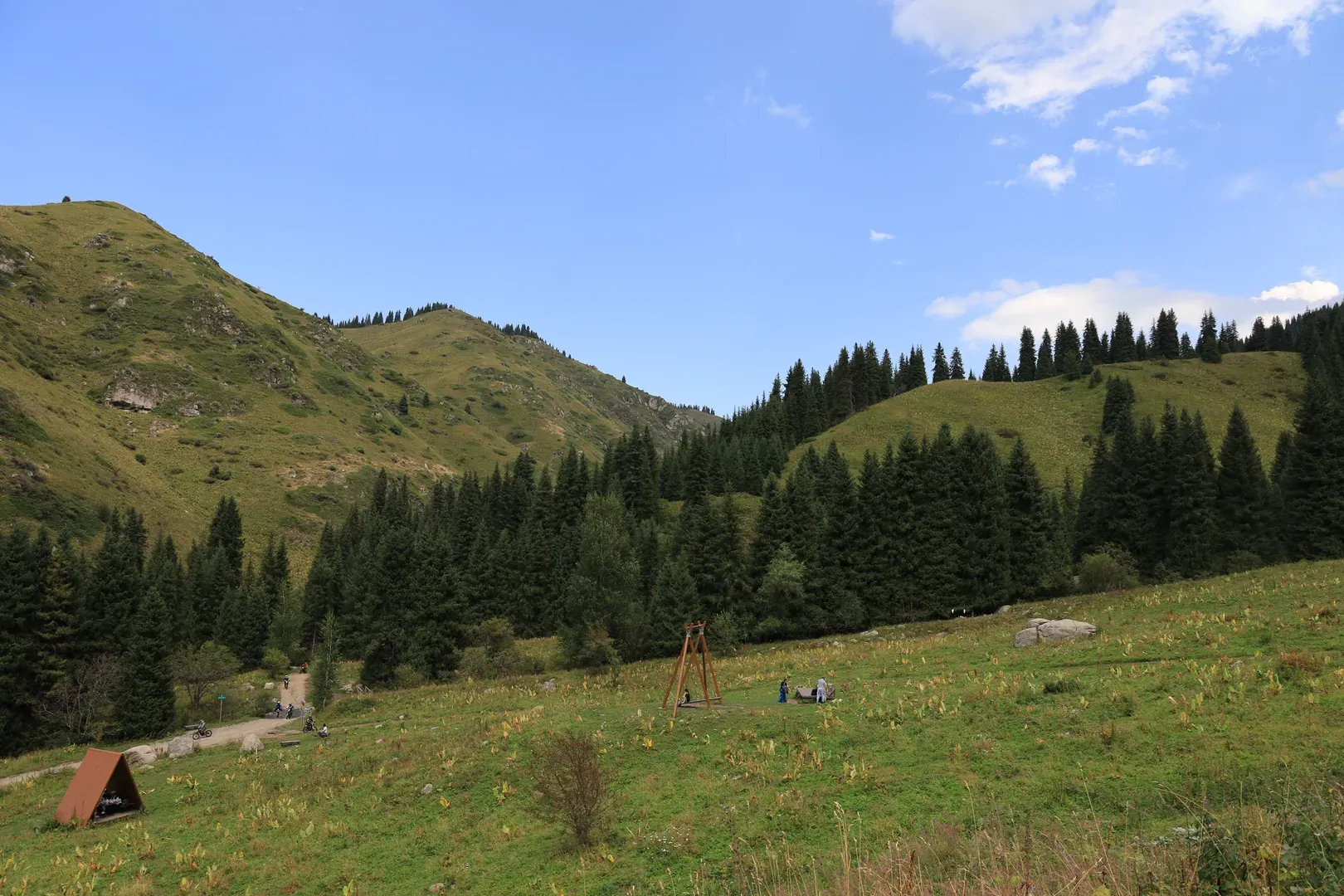 During the ascent you pass through some nice meadows with gazebos, where you can rest with a good view over the mountains and fresh air not too far from the city.