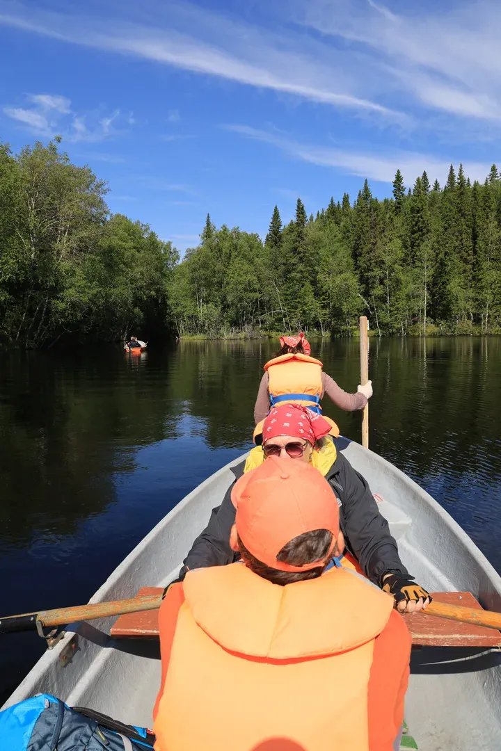 You can choose a boat with an electric motor or oars. Of course, we chose to row.