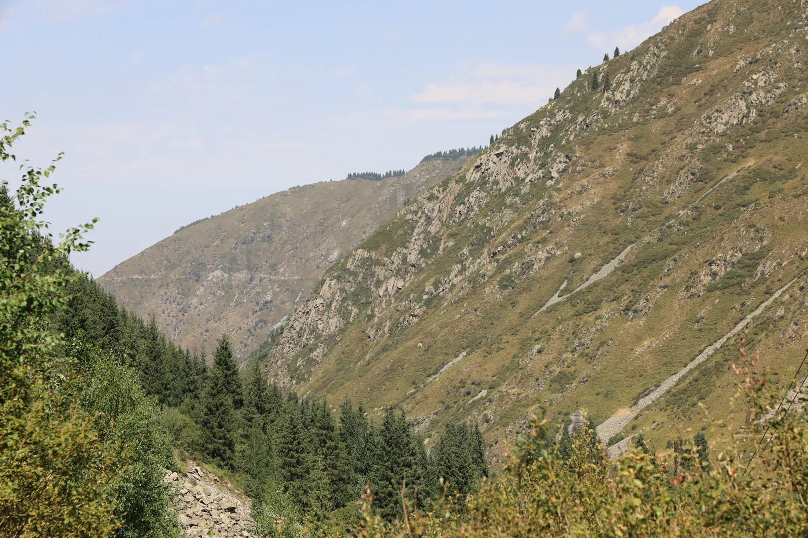 Looking back during the ascent, you can see the Old Japanese Road marking an almost horizontal line in the middle of a mountain.