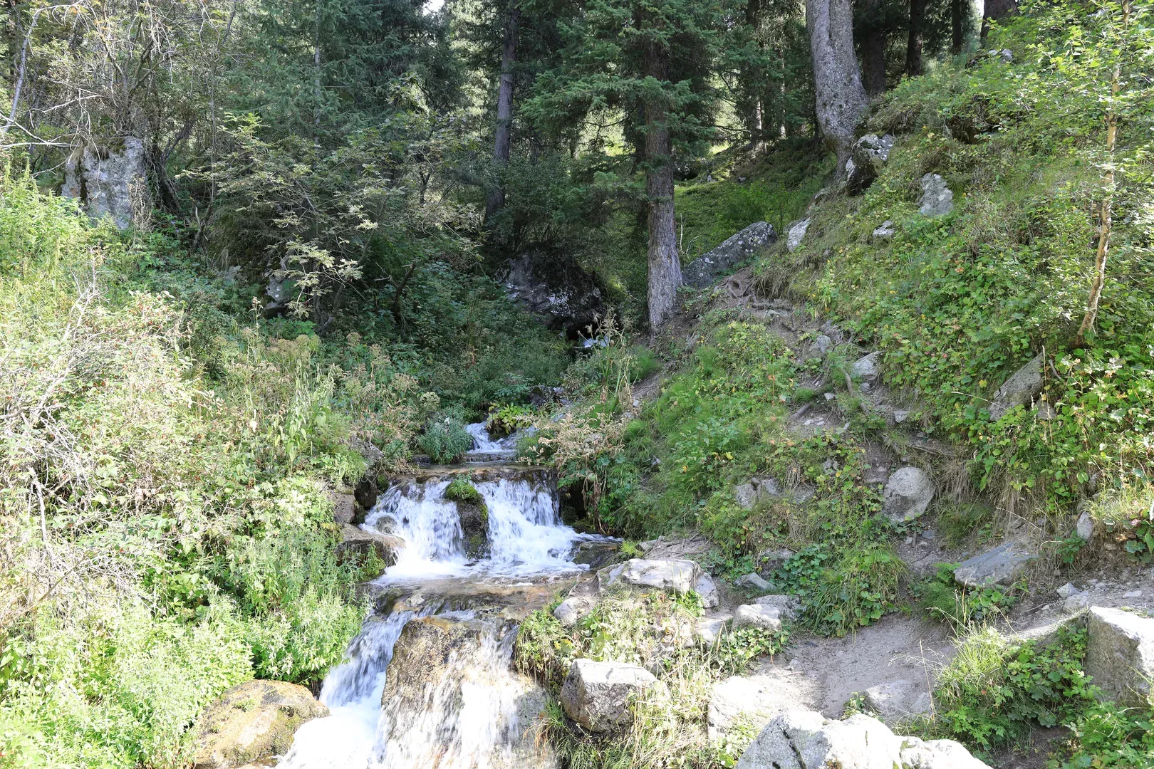 The Shukyr river flowing down from Skalisty peak.