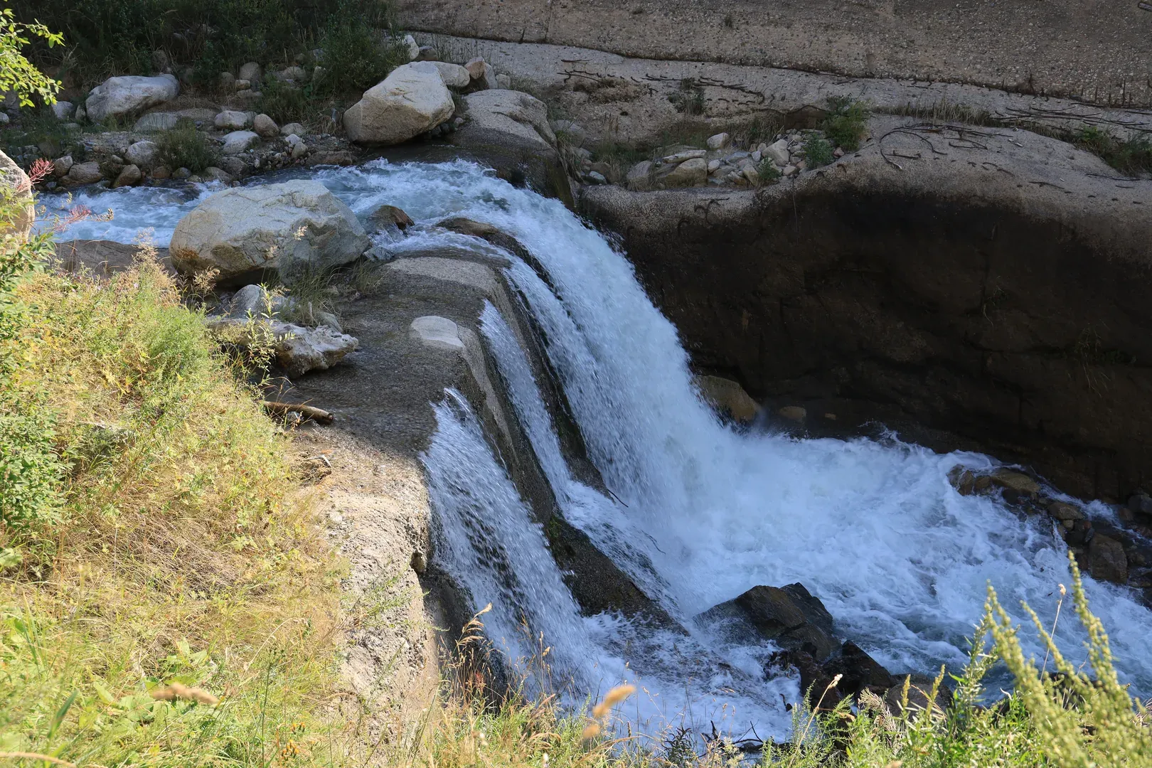 Here the Kumbel riverbed is formed from concrete. I am not sure how the station was built here, or why the engineers decided this was necessary, but the views are phenomenal.