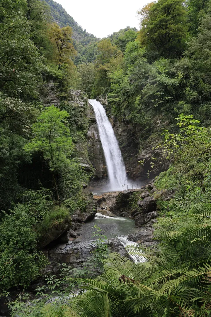 The view of the whole gorge with Ninoskhevi waterfall.