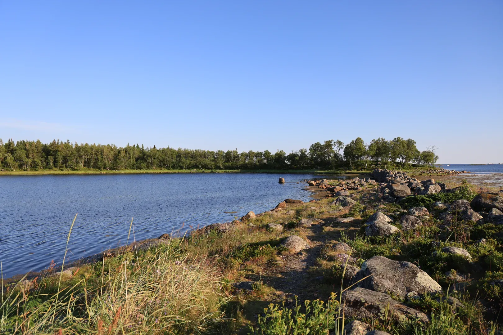 This is a western seashore near the settlement. The sea is to the right, and to the left is a fish pen that the monks used to keep the caught fish fresh for longer.