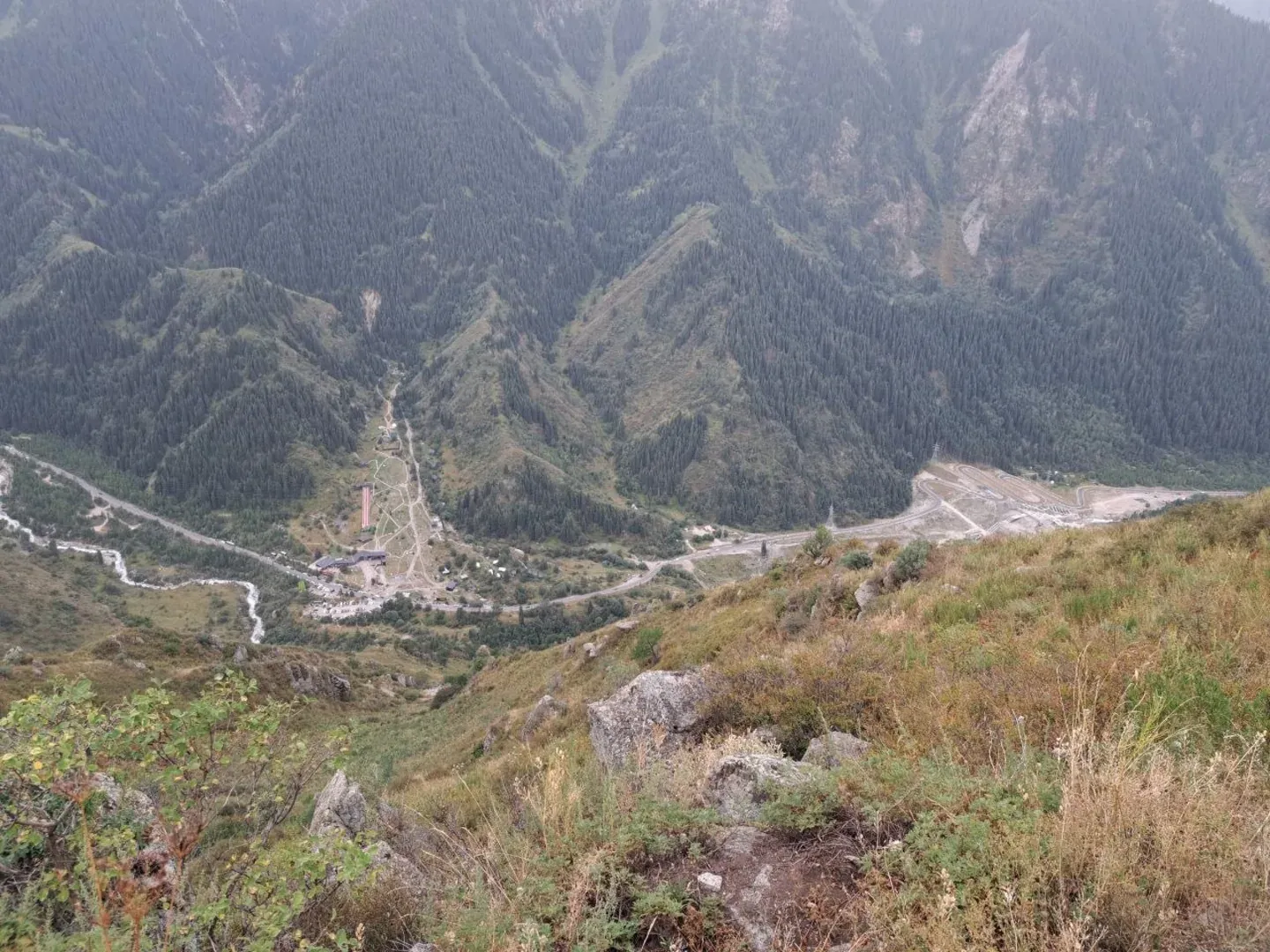 The view you get from the descent is breathtaking. Both because it looks cool and because it is scary to look down from here.